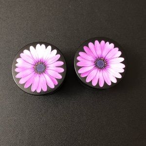 2 of Daisy Pop Up Socket Grip Phone Stand